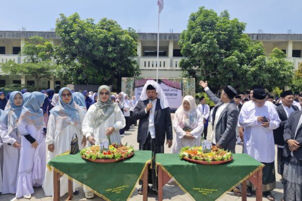KH Ahmad Sholahuddin S.Ag., Pimpin Upacara Hari Santri Nasional 2024 di Ponpes Al-Mansyuriyah dengan Khidmat dan Semangat “45”